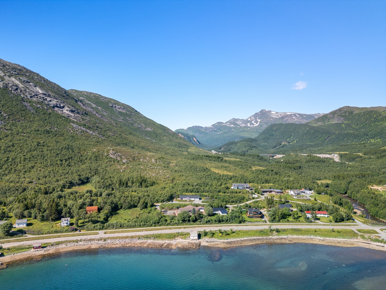 Oversiktsbilde hvor du i bakgrunnen ser den nye hovedveien fra Kongsvik til Harstad/Sortland/Lofoten som er under bygging nå. Estimert ferdigstillelse er 2028. Galleribilde