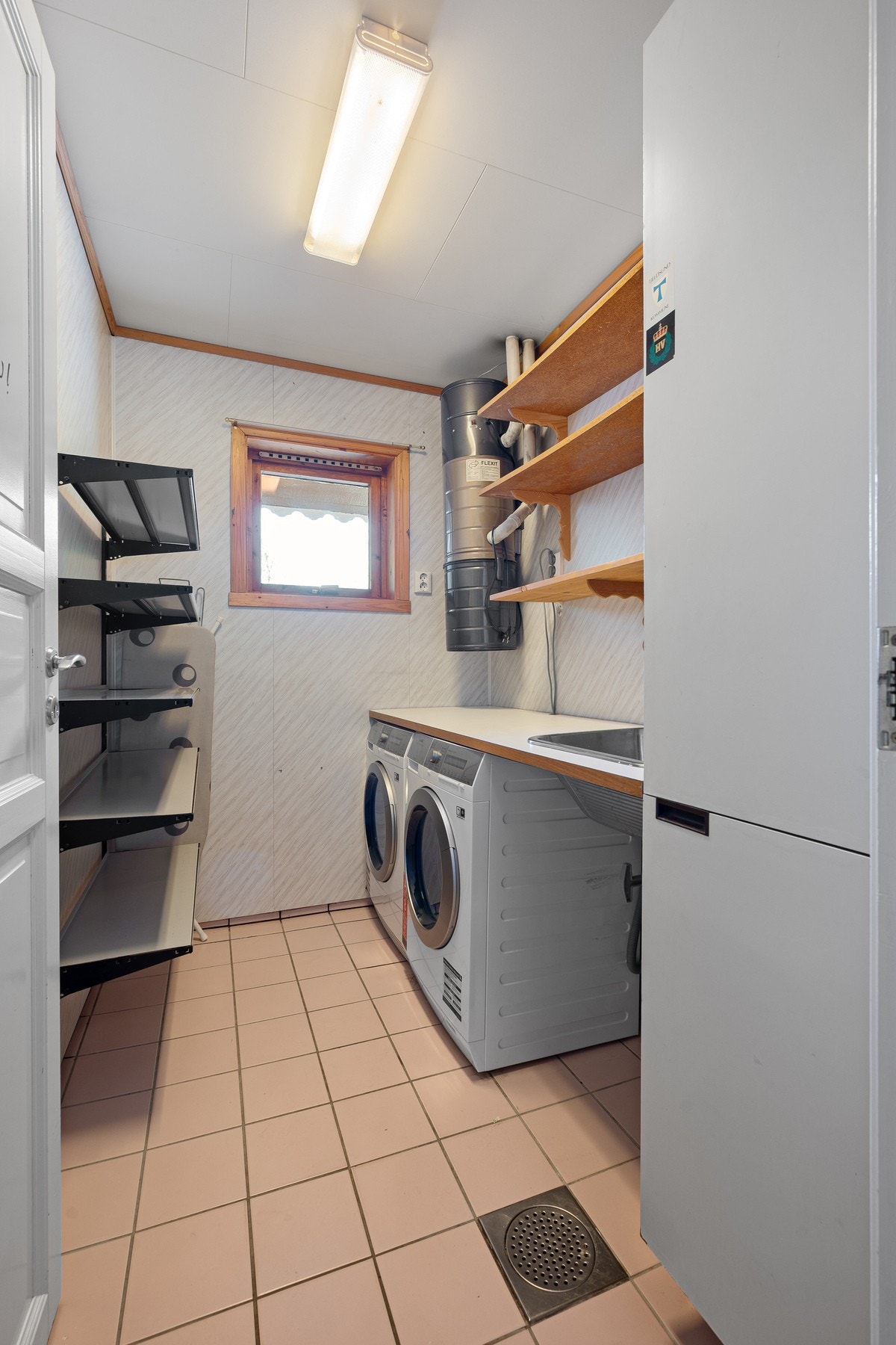 Praktisk vaskerom med arbeidsbenk Galleribilde