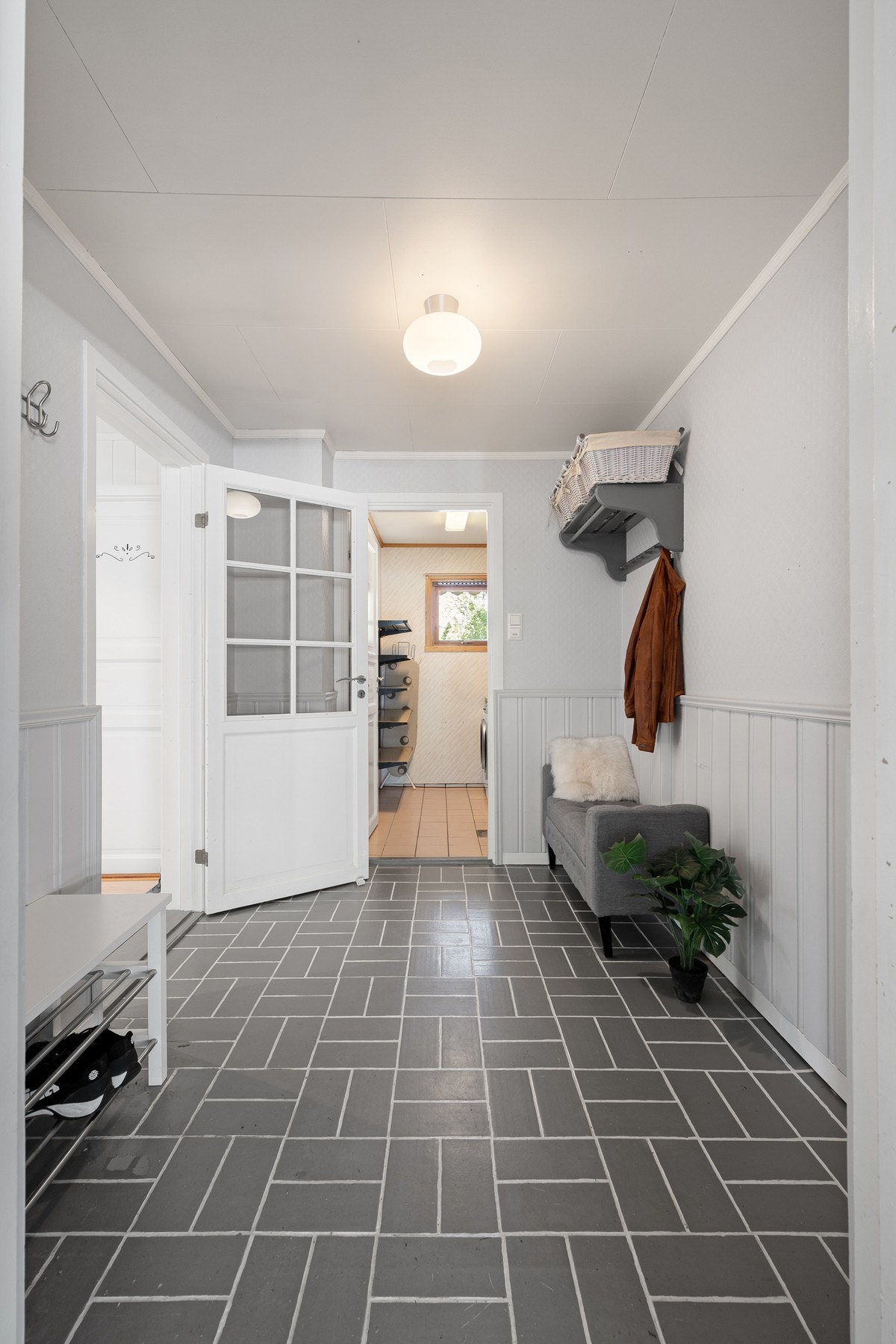 Velkommen inn - praktisk og pent flislagt inngangsparti Galleribilde