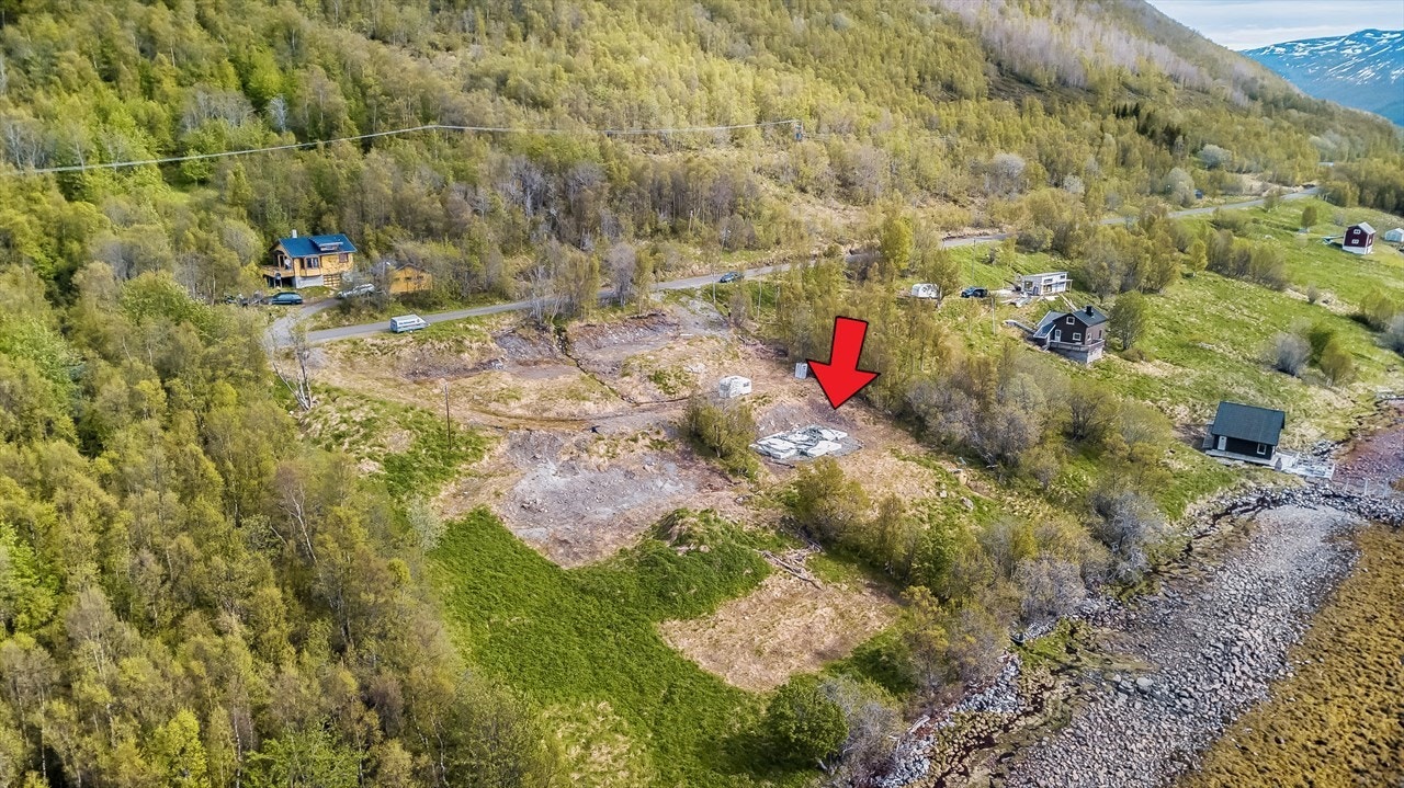 På tomta til venstre så er det bygd ut hytte pr i dag Galleribilde