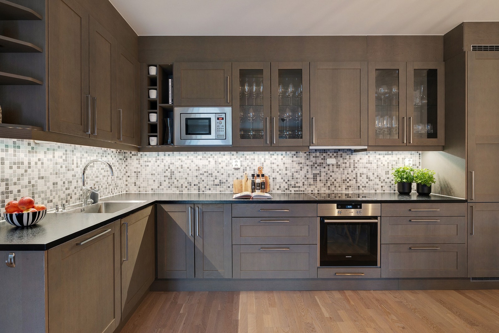 Kjøkkenet har godt med skap- og benkeplass. Galleribilde