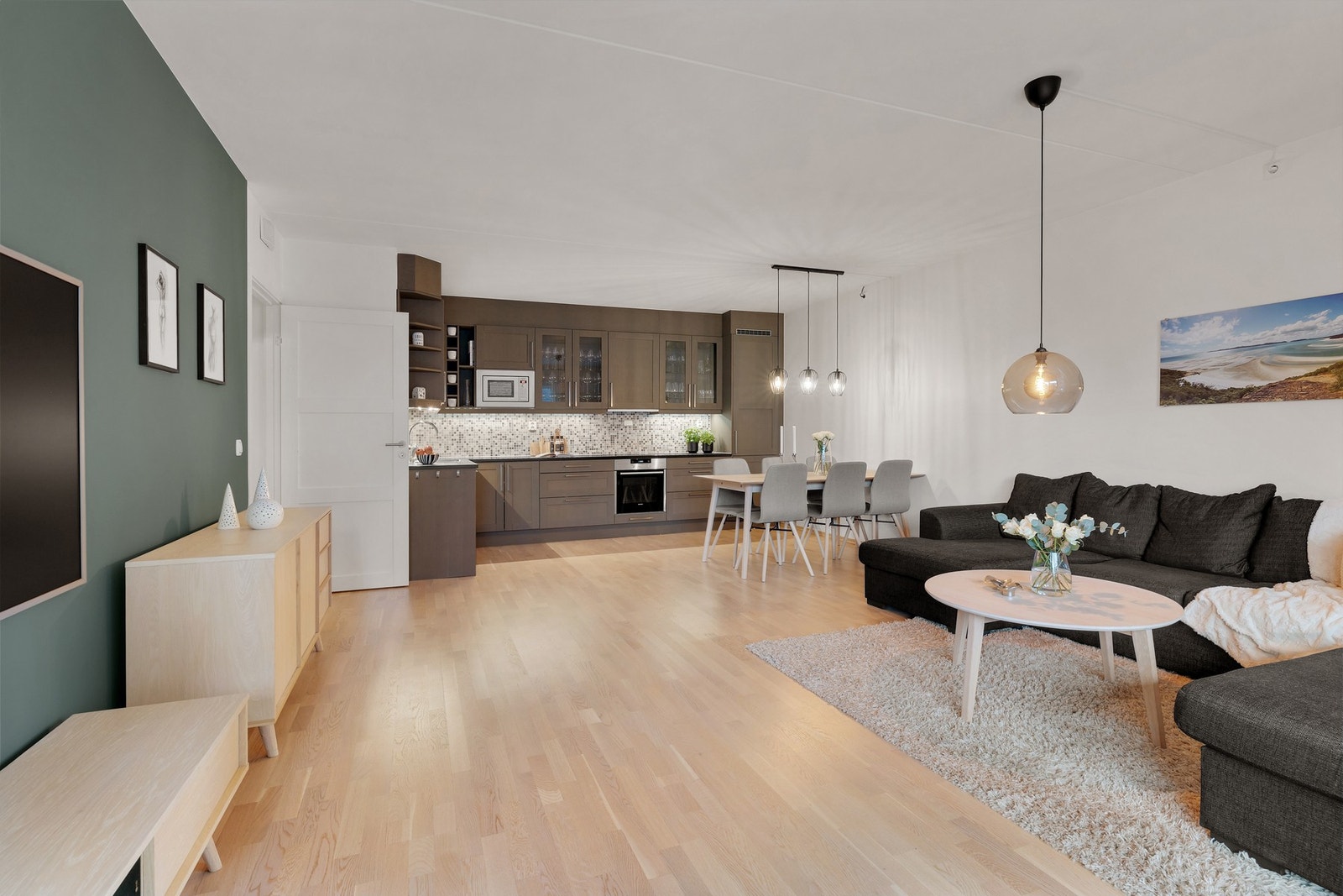 Åpen løsning gjør rommet fleksibelt og inviterende. Galleribilde