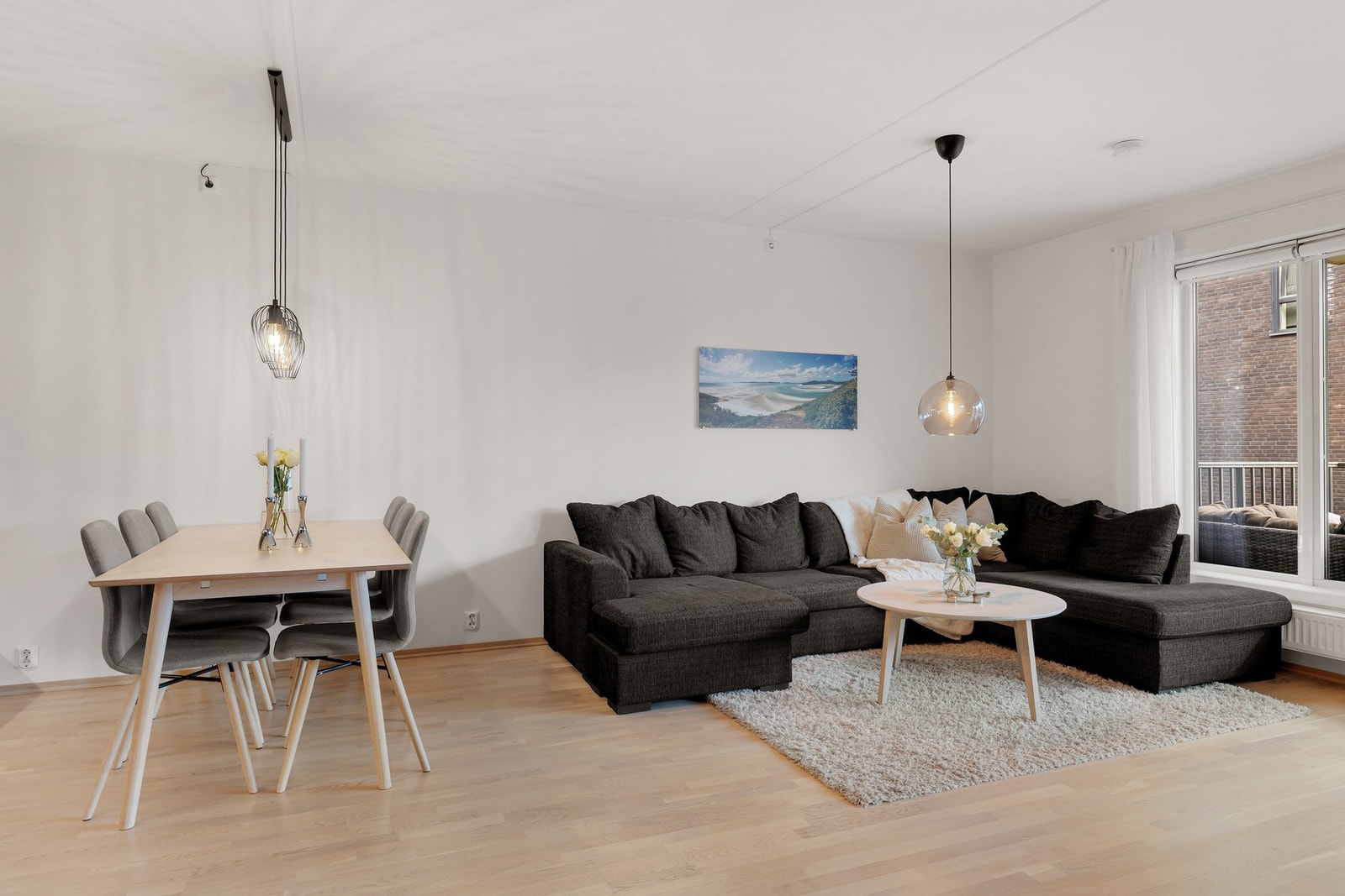 Stue og kjøkken i sømløs harmoni, både funksjonelt og lekkert. Galleribilde