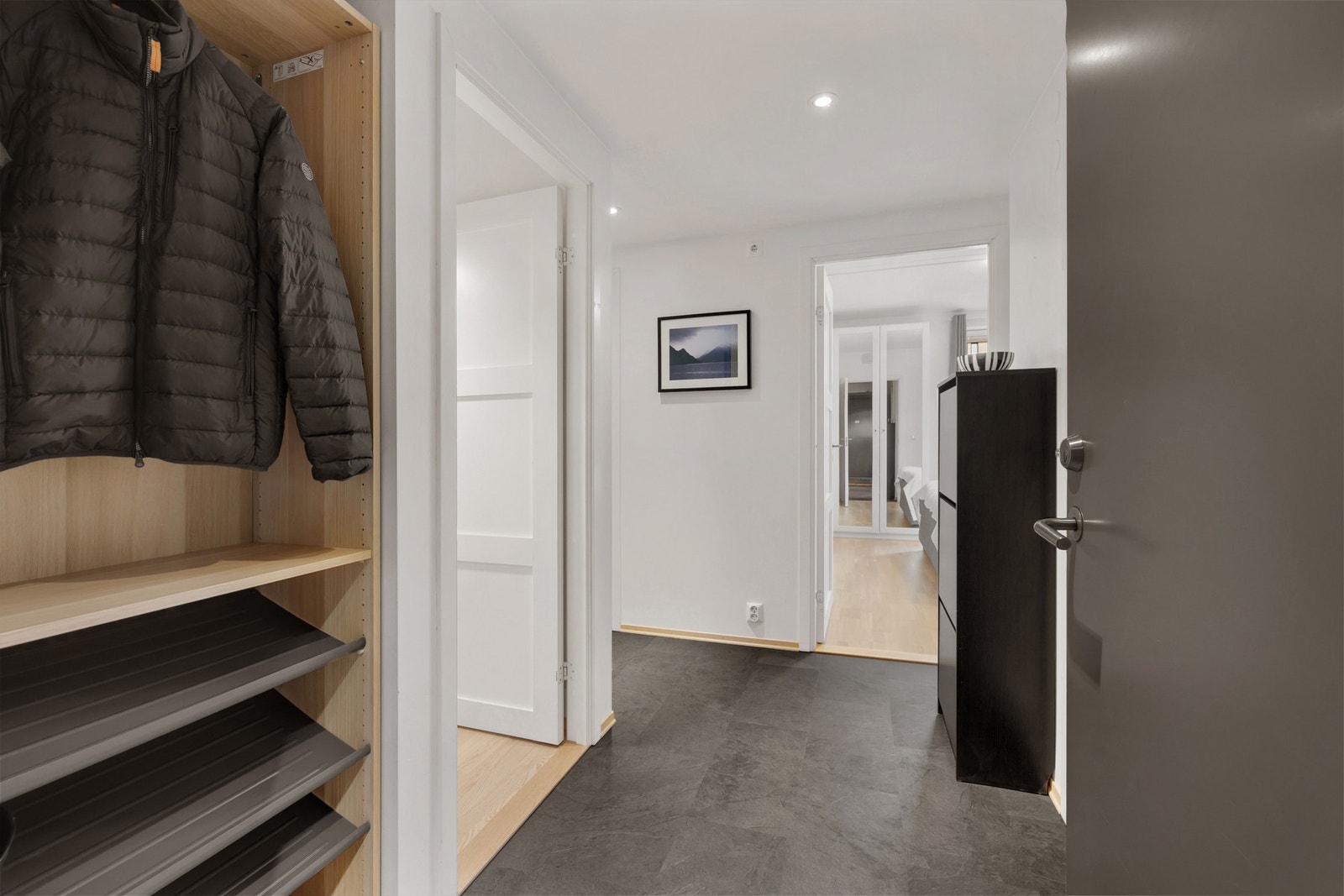 Velorganisert entré med plass til sko, jakker og oppbevaring. Galleribilde