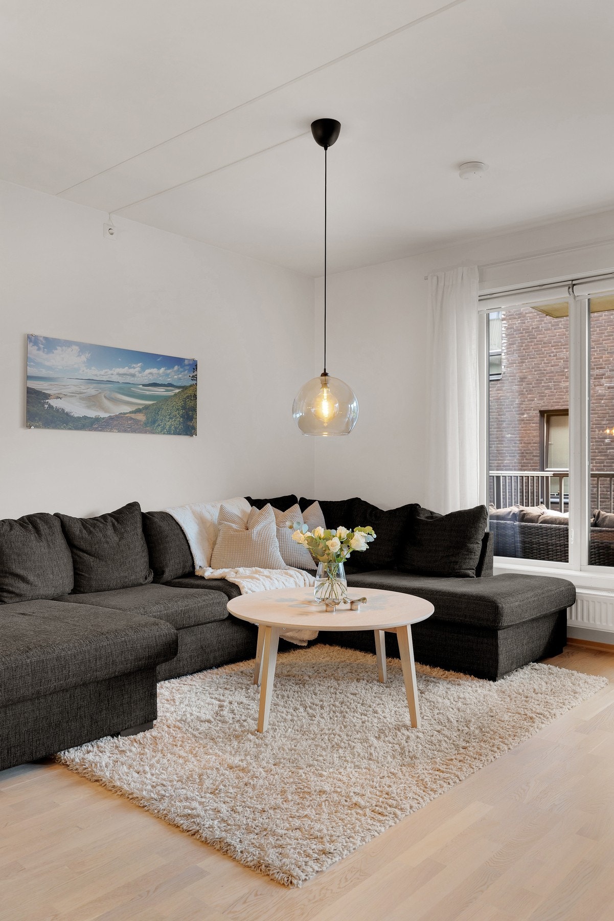 Det er god plass til sofagruppe med tilhørende møblement. Galleribilde