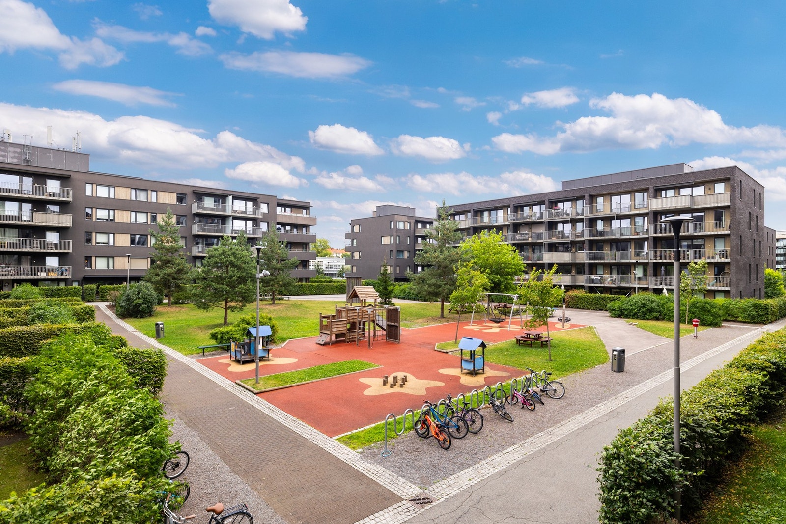 Sosialt og trygt gårdsrom med god plass til lek og samvær. Galleribilde