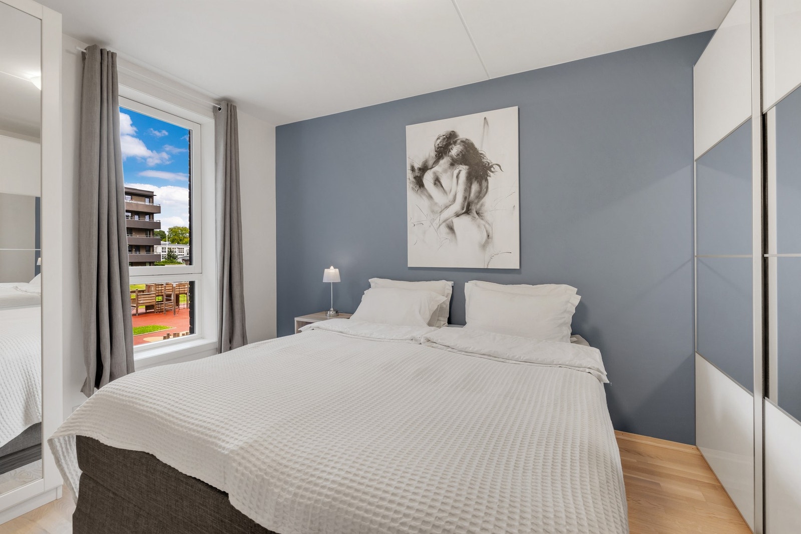 Innbydende hovedsoverom med god plass til dobbeltseng og garderobe. Galleribilde