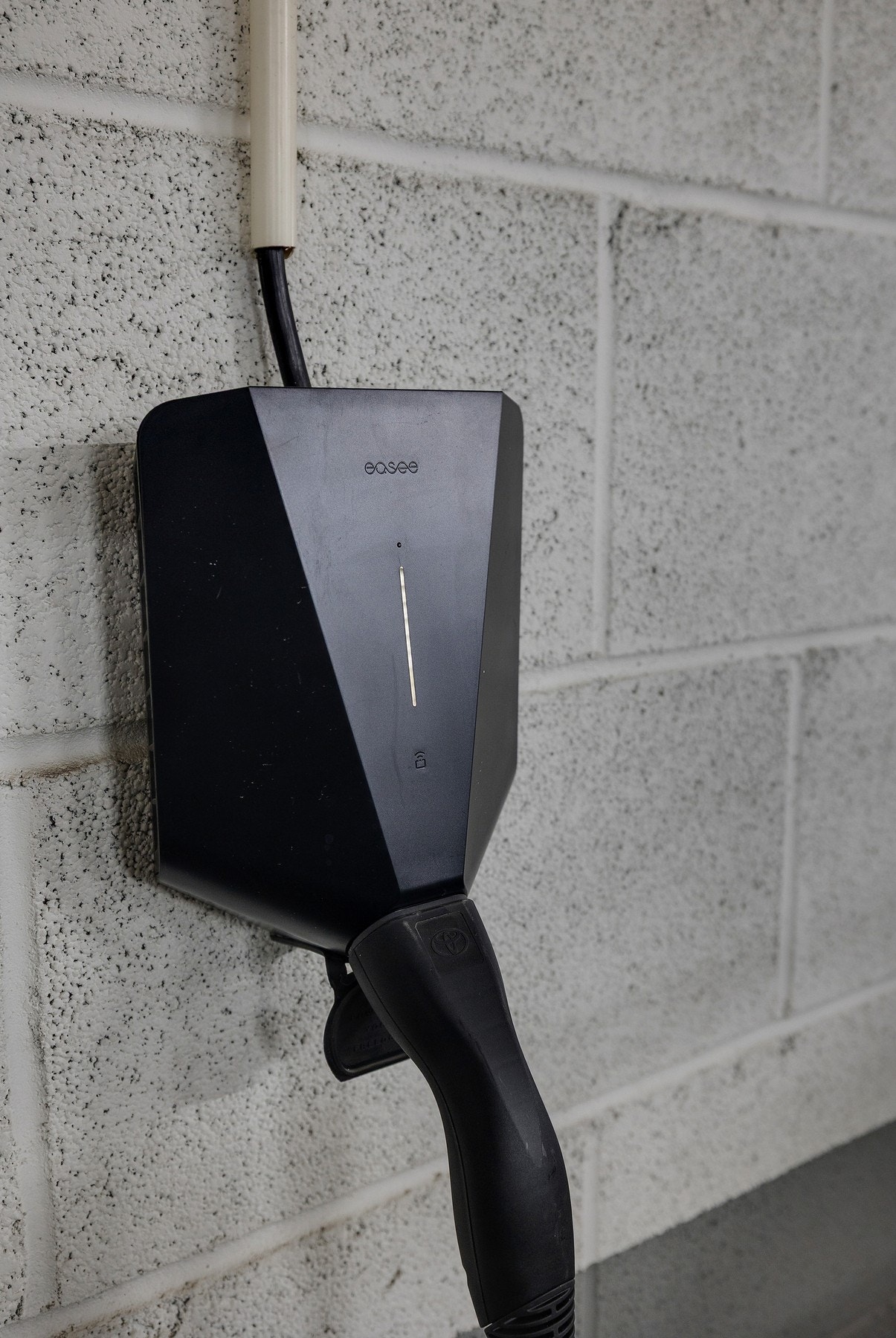 Det er el-bil lader på plassen. Galleribilde