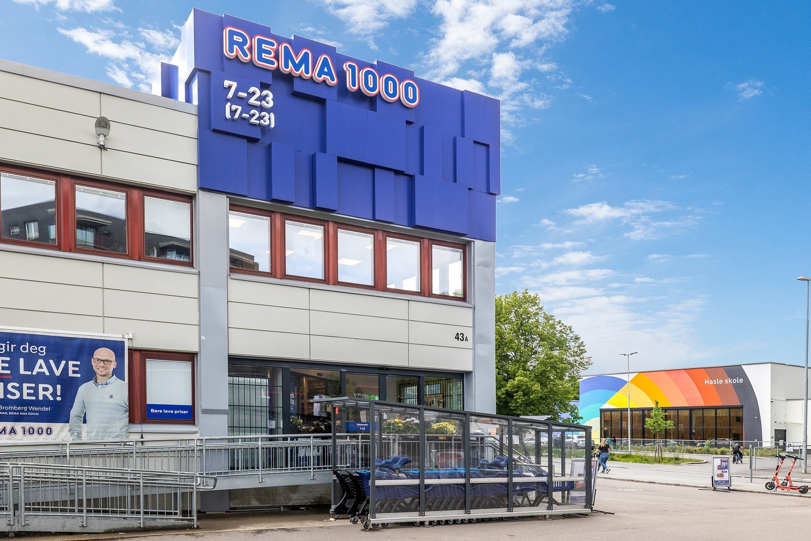 Rema 1000 ligger kun en kort spasertur unna, noe som gjør dagligvarehandelen både enkel og effektiv i en travel hverdag. Galleribilde