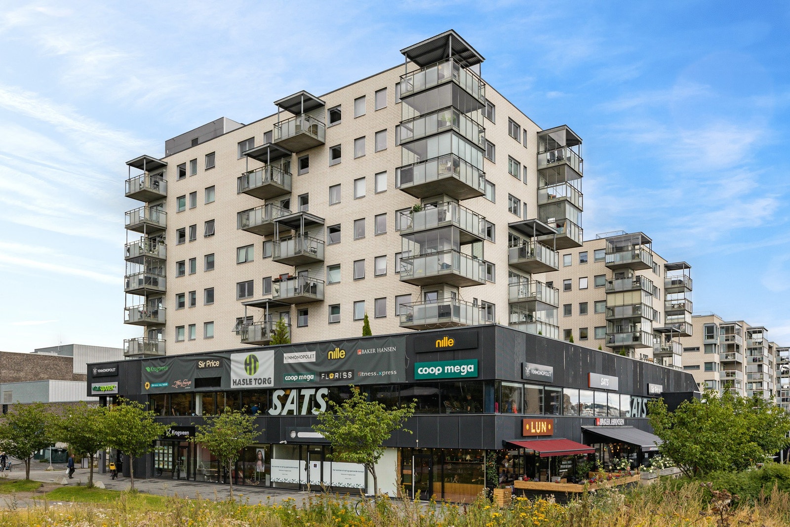 Med kort vei til populære Hasle Torg har du enkel tilgang til et bredt utvalg av servicetilbud, butikker, spisesteder og hyggelige møteplasser - alt samlet på ett sted. Galleribilde