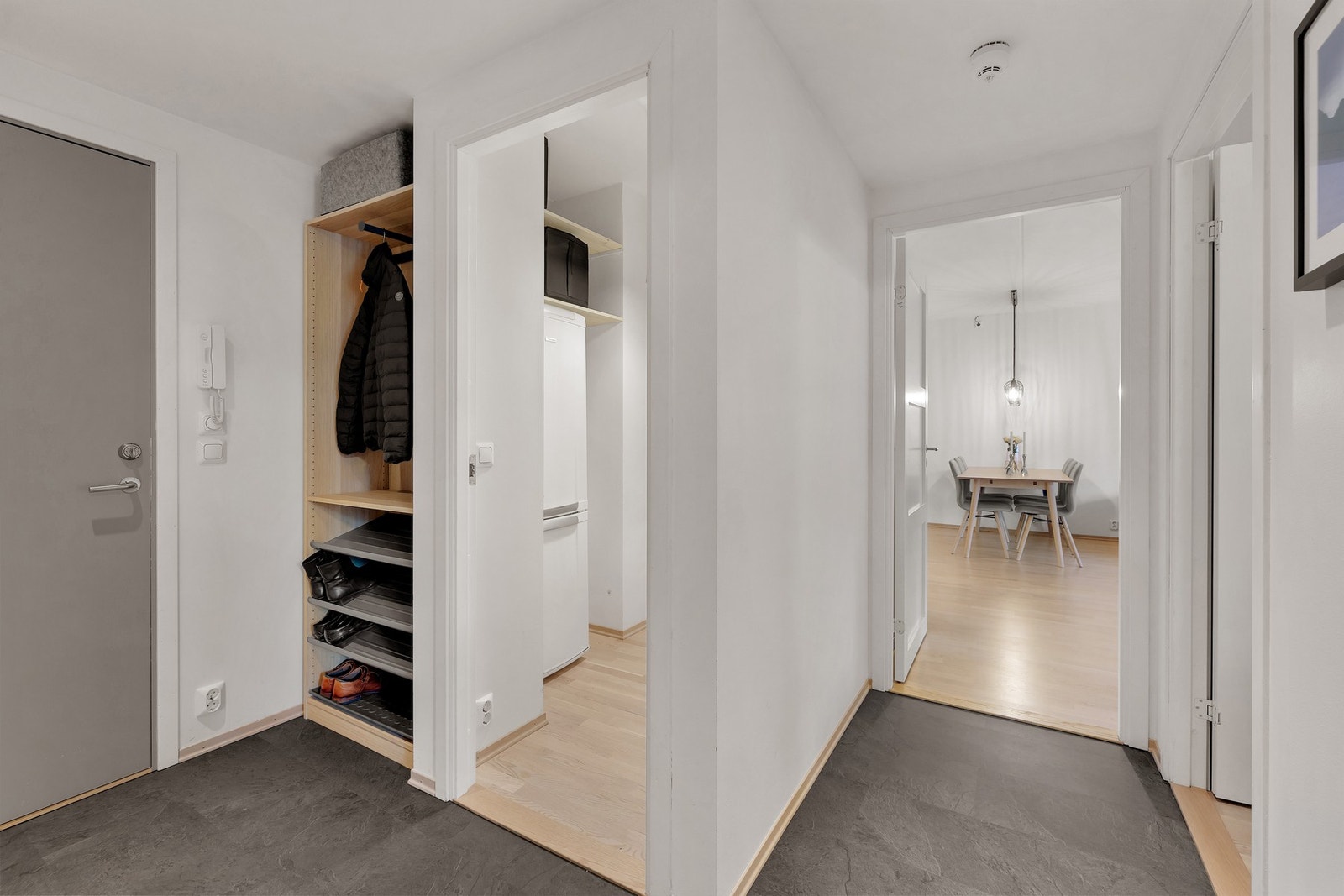 Entréen gir et godt førsteinntrykk av boligen. Galleribilde