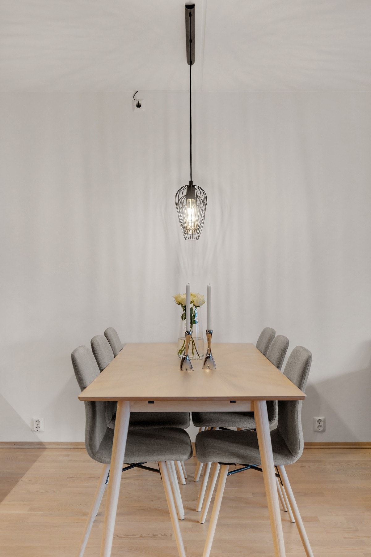 Detaljbilde av spisegruppe. Galleribilde