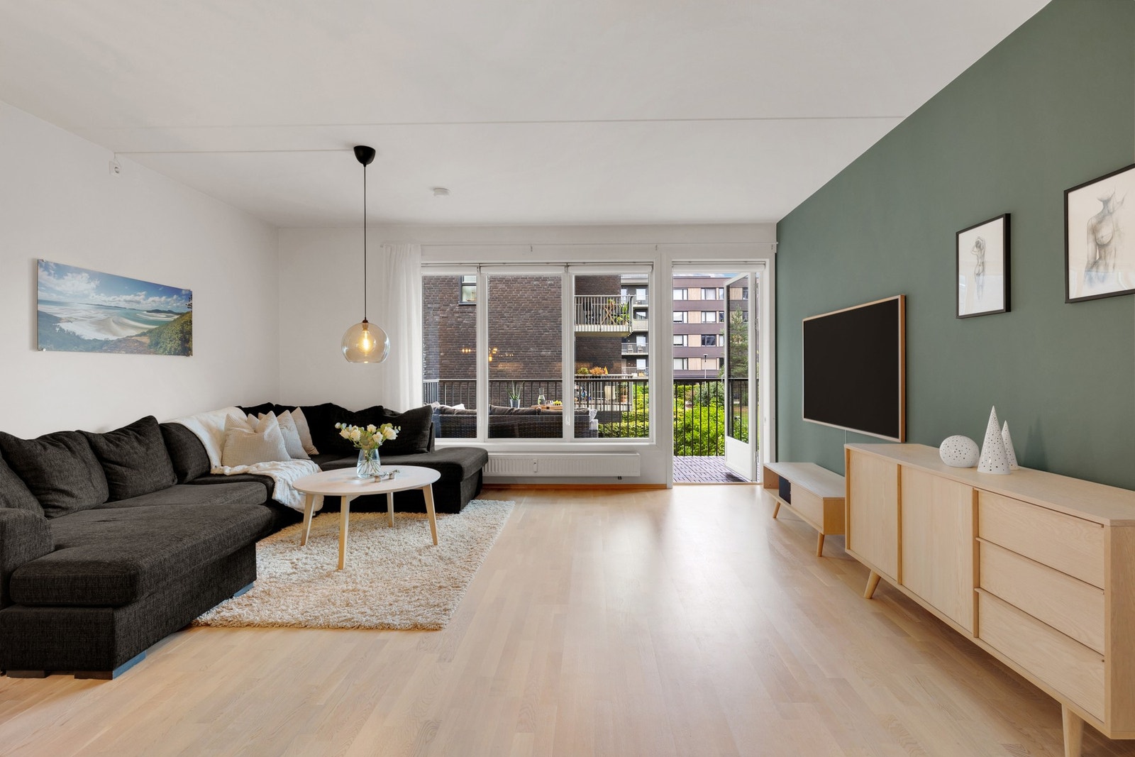 Stuen er romslig og lekker med gode møbleringsmuligheter. Galleribilde