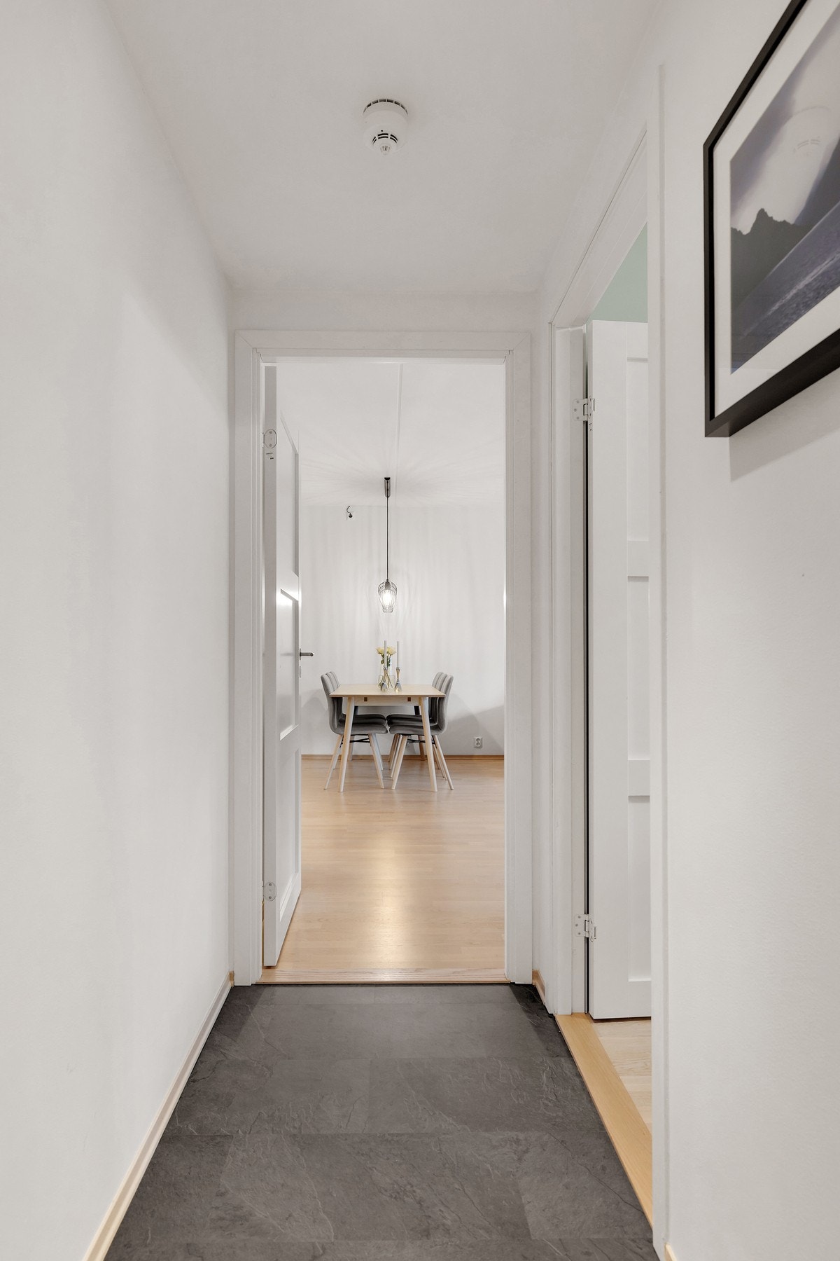 Åpen og praktisk gang med enkel tilgang til alle rom. Galleribilde