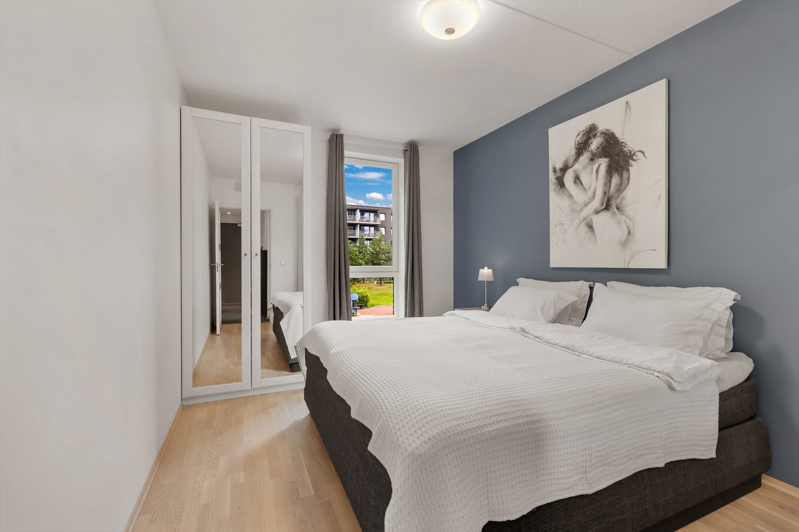 Hovedsoverommet er lyst, luftig og enkelt å møblere. Galleribilde