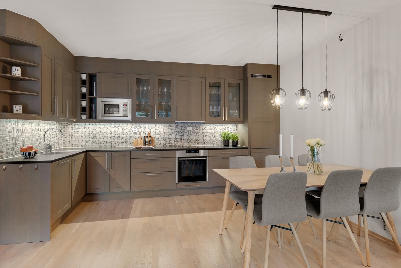 Det er god plass til spisebord i tilknytning til kjøkkenet. Galleribilde