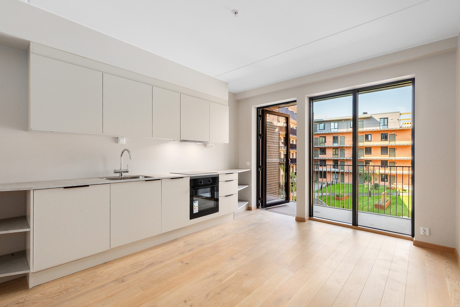 Leiligheten ligger i 2.etasje og vender inn mot borettslagets grønne fellesområde Galleribilde