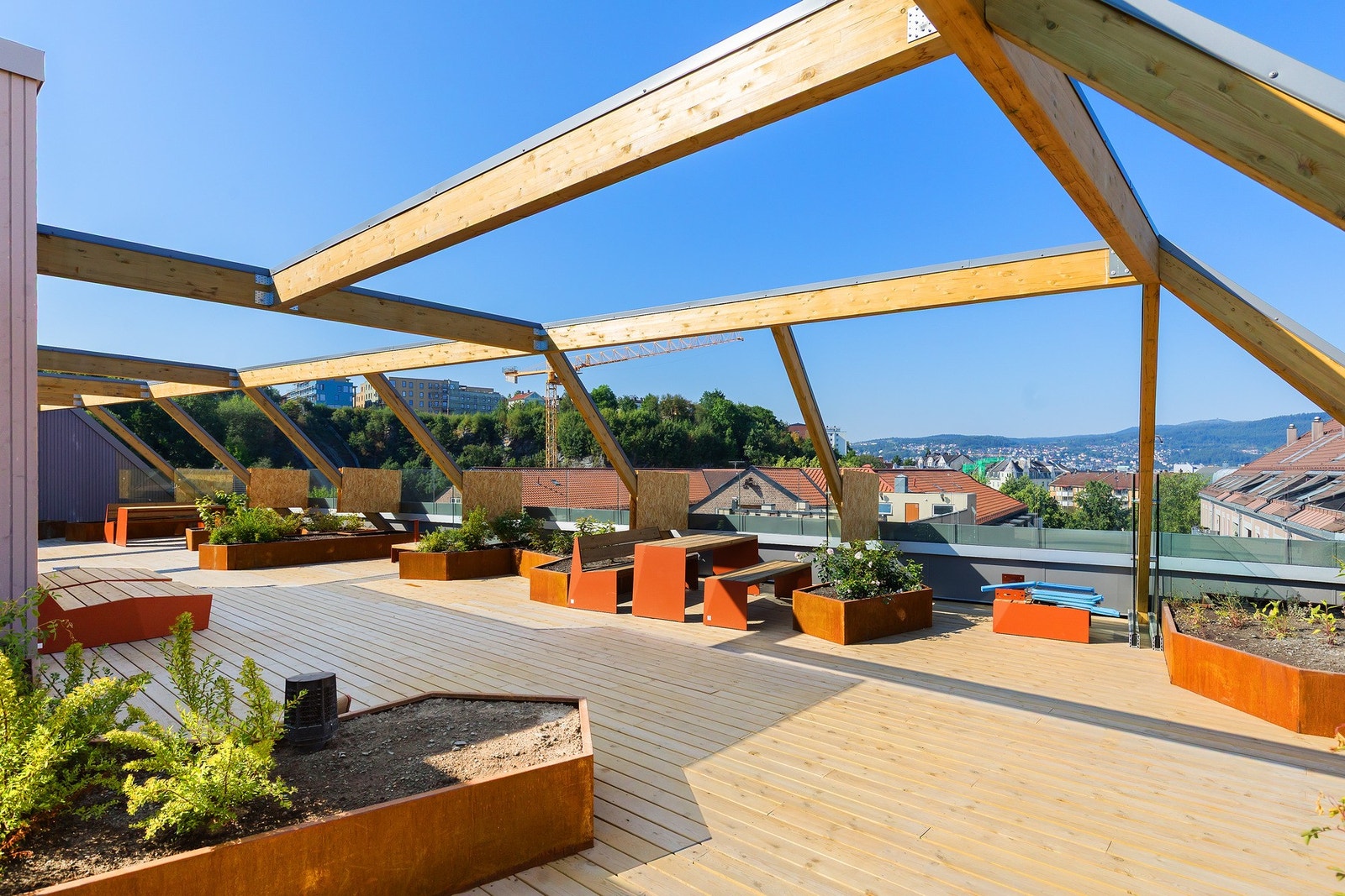 Borettslaget har en utrolig fin og stor takterrasse som beboerne kan bruke. Her er det utsikt og sol så lenge solen skinner i Trondheim Galleribilde