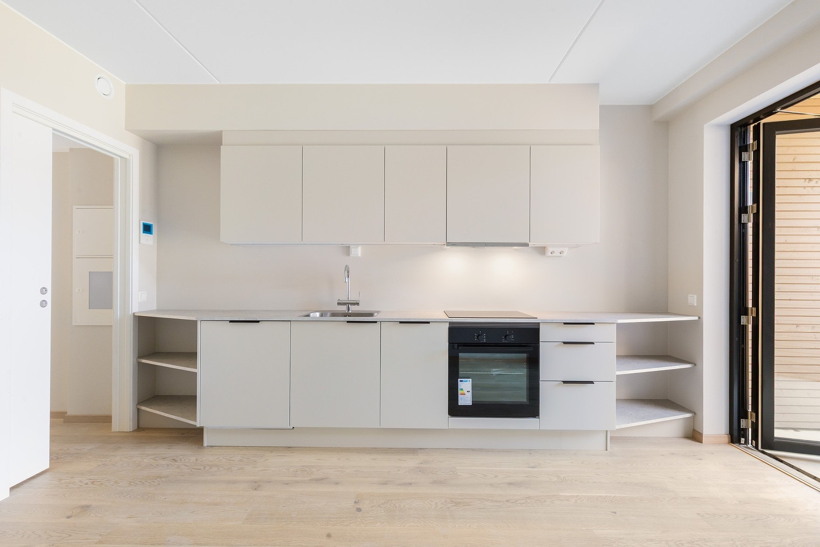 Leiligheten byr også på et stort kjøkken med god benkeplass Galleribilde