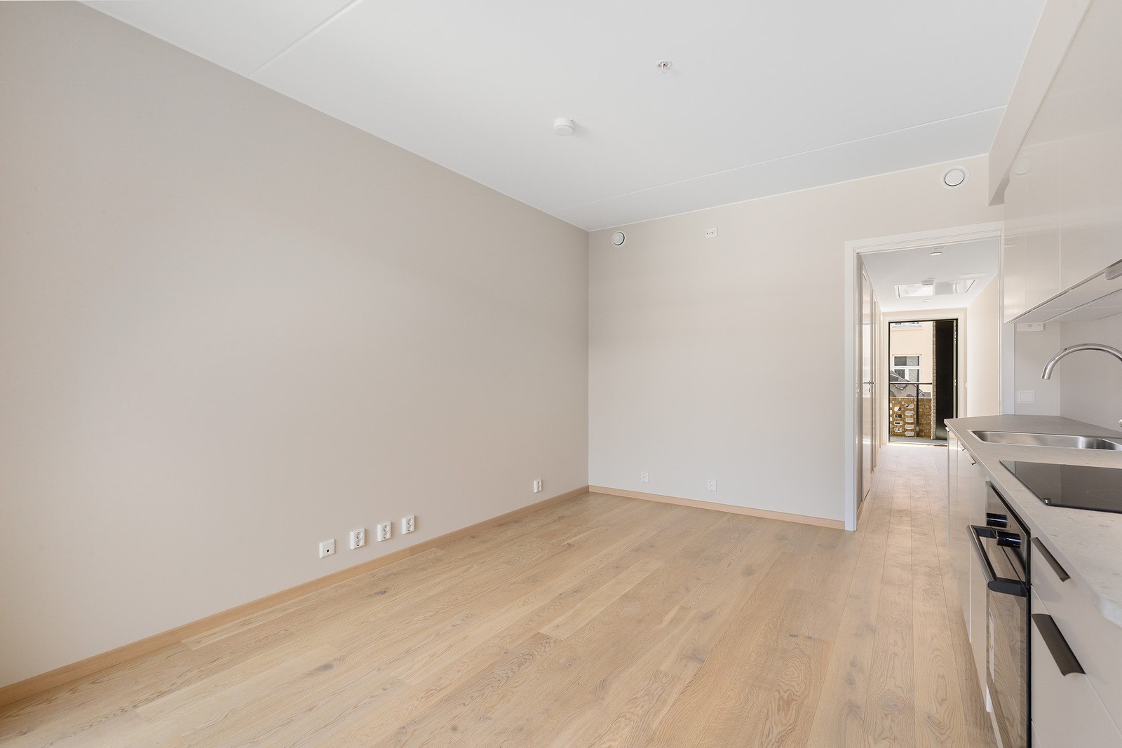 Den åpne stue-/kjøkkenløsningen er på 14,6 kvm og er klar til å innredes Galleribilde