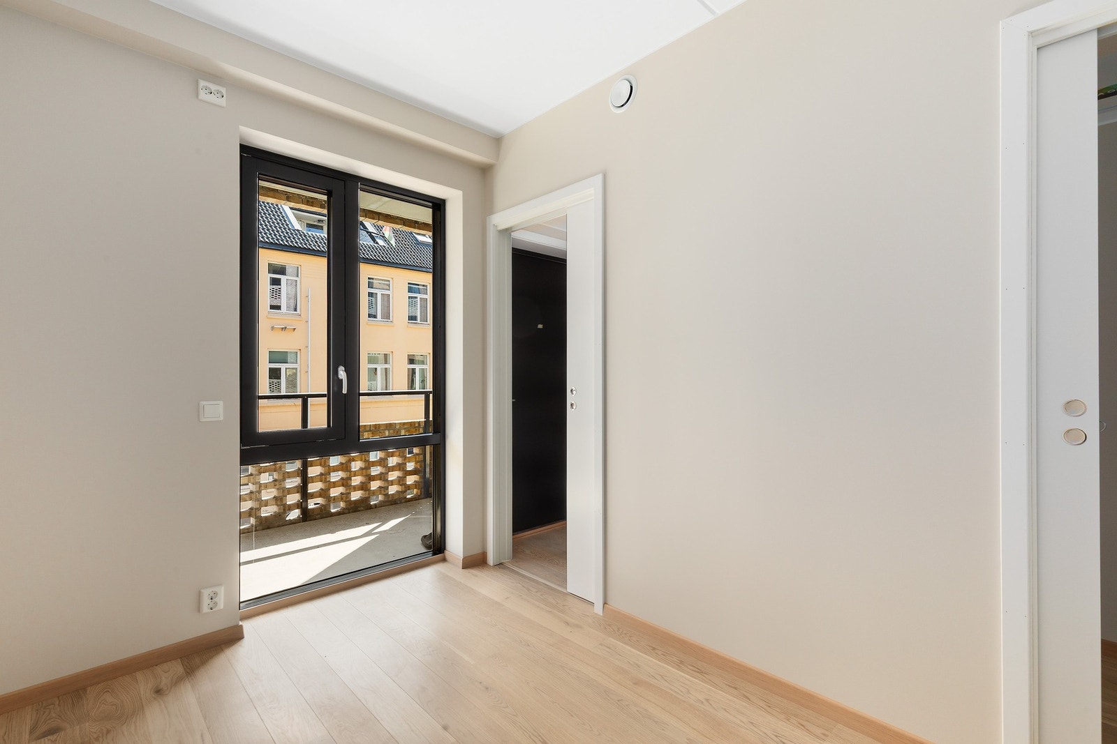 Her kan man velge om man ønsker å bruke skyvedørene på begge sider, eller kun benytte ene som gir rommet flere møbleringsmuligheter Galleribilde