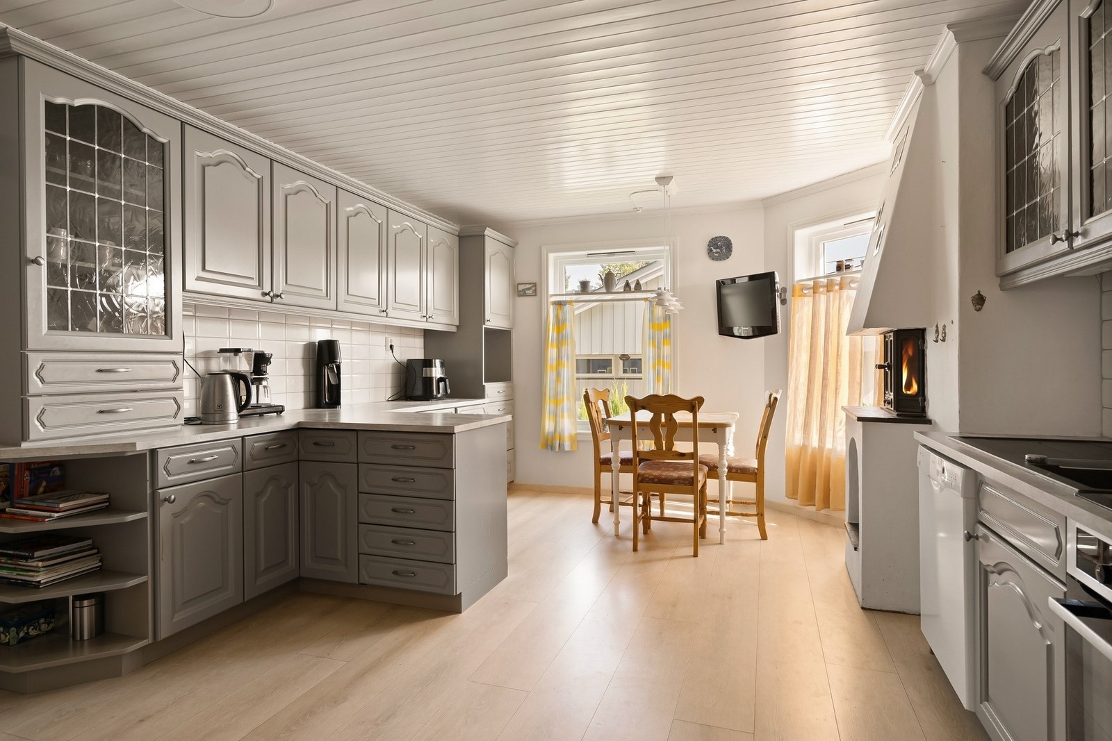 Koselig og funksjonelt kjøkken med profilerte fronter i en delikat gråfarge og godt med skapplass. Galleribilde