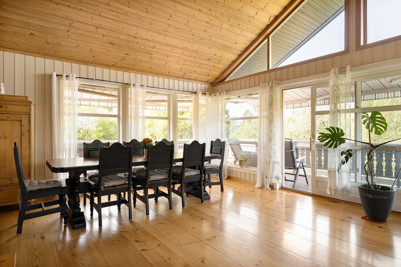 Lyst og luftig med store vindusflater som gir rikelig med dagslys hele dagen. Galleribilde