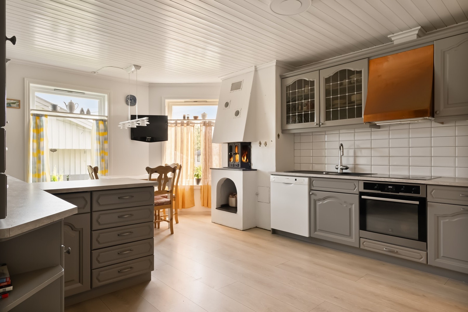 Egen peis gir kjøkkenet en særegen atmosfære - her kan du lage mat og nyte varmen samtidig. Galleribilde