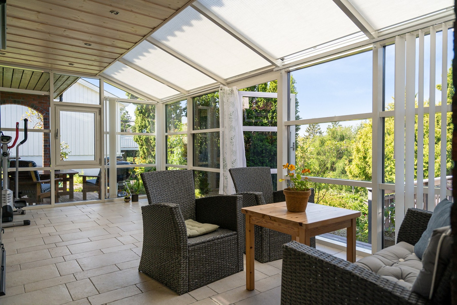 Stor og skjermet innglasset balkong. Galleribilde