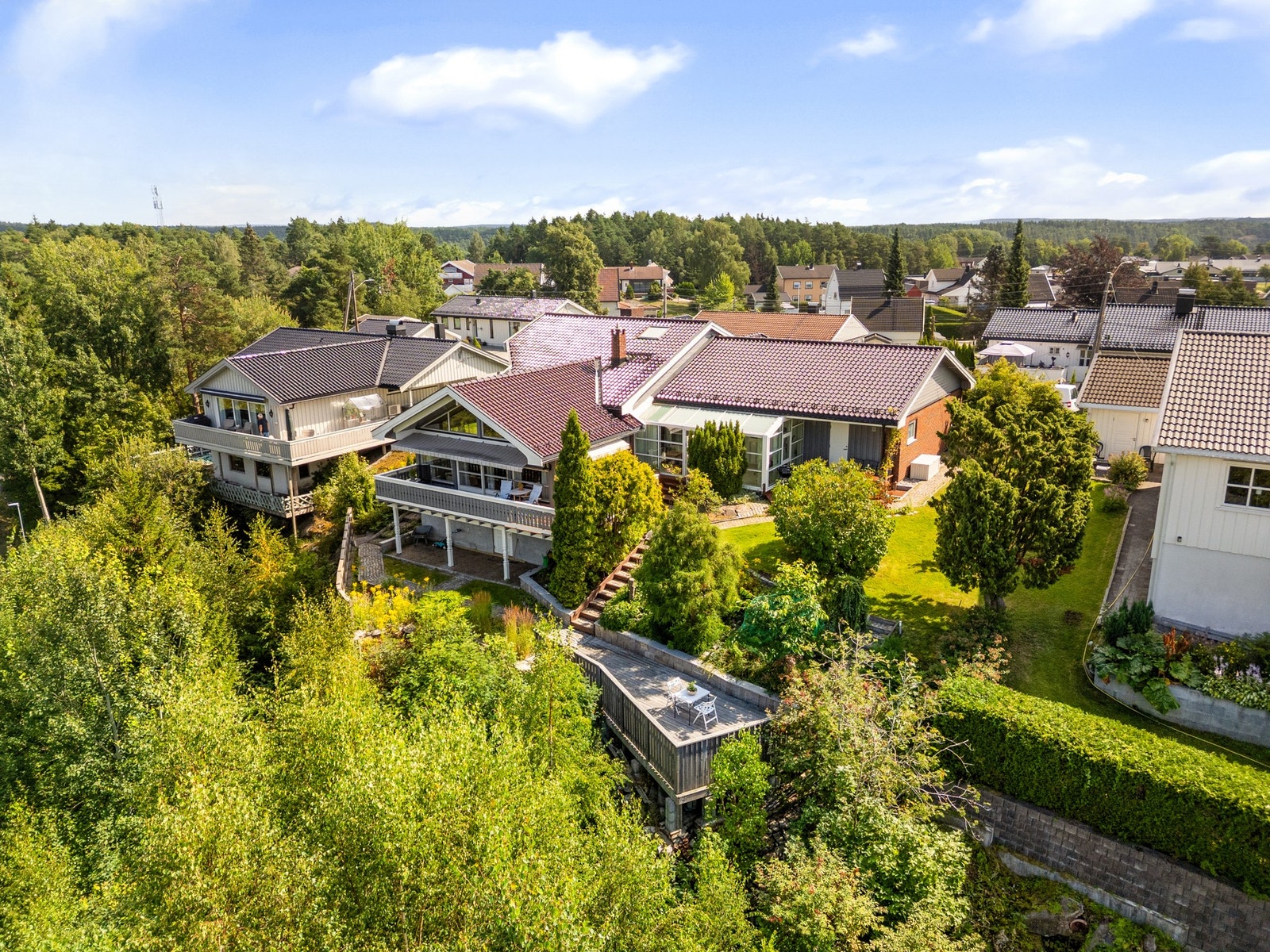 Dette er en innholdsrik enebolig beliggende i et veletablert boligområde på Øya. Galleribilde