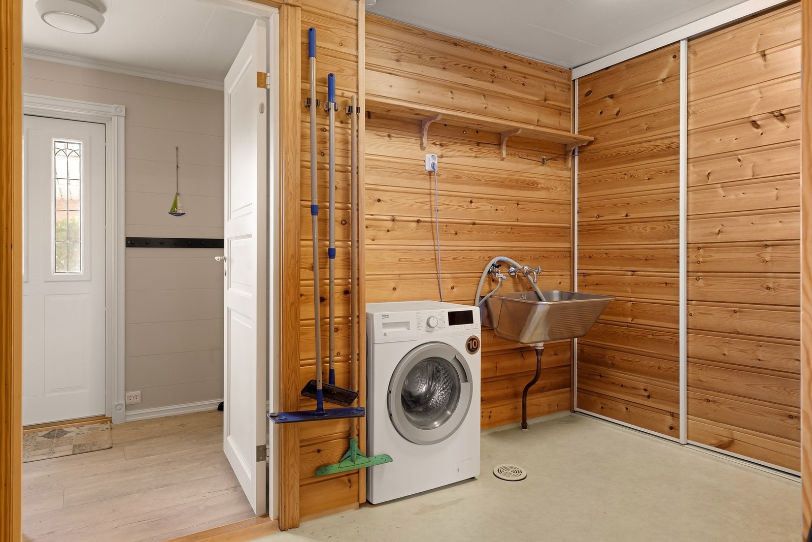 Praktisk vaskerom med enkel standard - romslig nok til både vaskemaskin og oppbevaring. Galleribilde