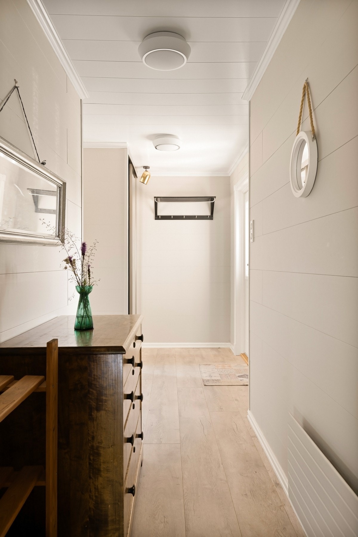 Koselig, lys entré med skyvedørsgarderobe. Galleribilde