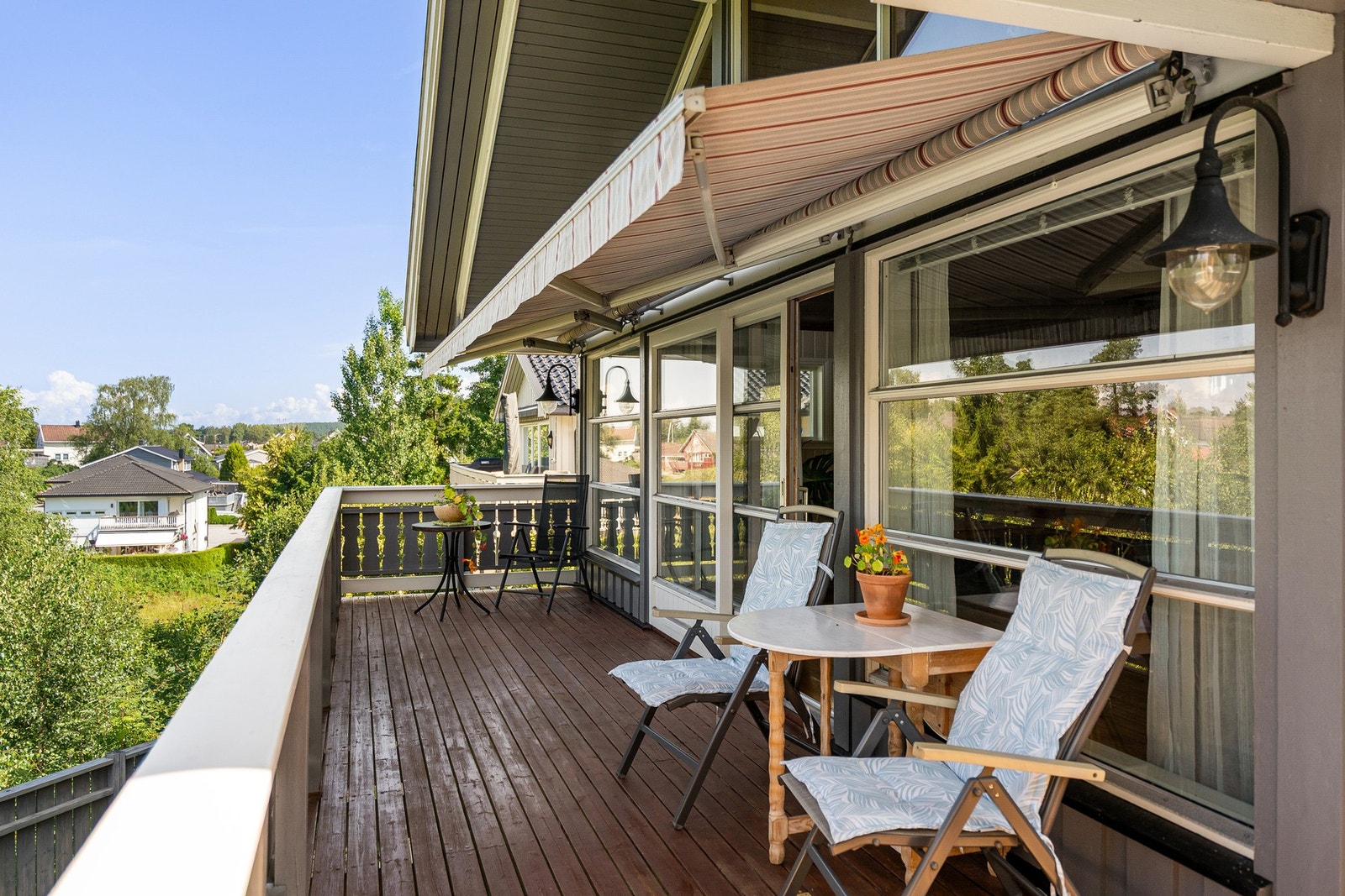 Romslig veranda med plass til både utemøbler og grill - et naturlig samlingspunkt på varme dager. Galleribilde