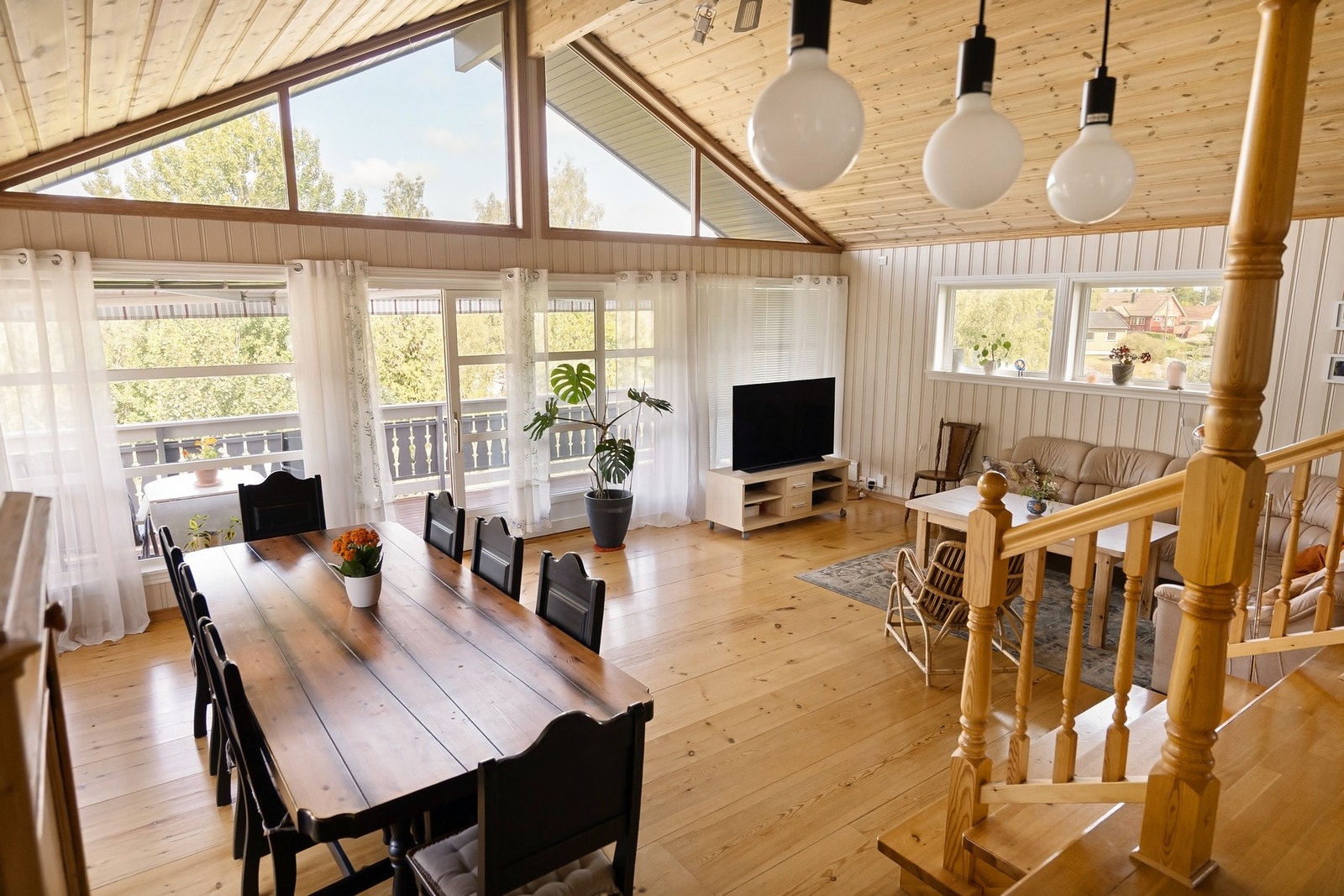 Unik stueløsning med god romfølelse - delt i to soner som gir naturlig flyt mellom sosiale og rolige soner. Galleribilde