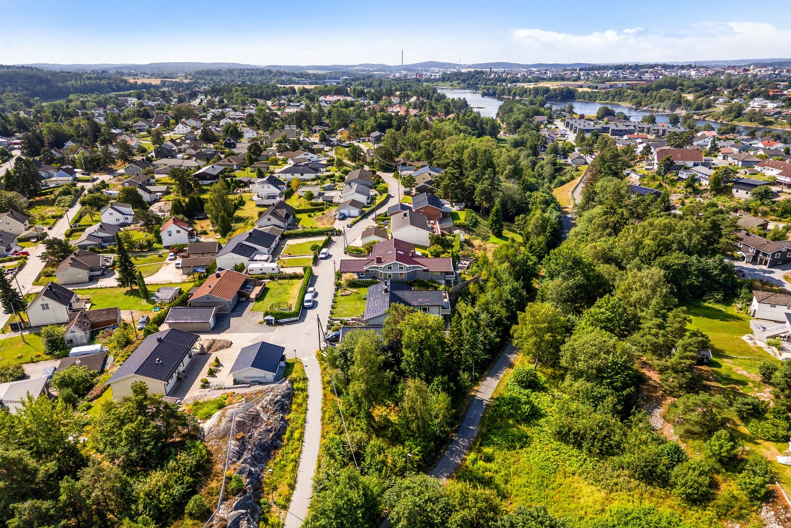 Hoppveien 29 ligger i et attraktivt område, ca. 5 kilometer fra Sarpsborg Sentrum. Galleribilde