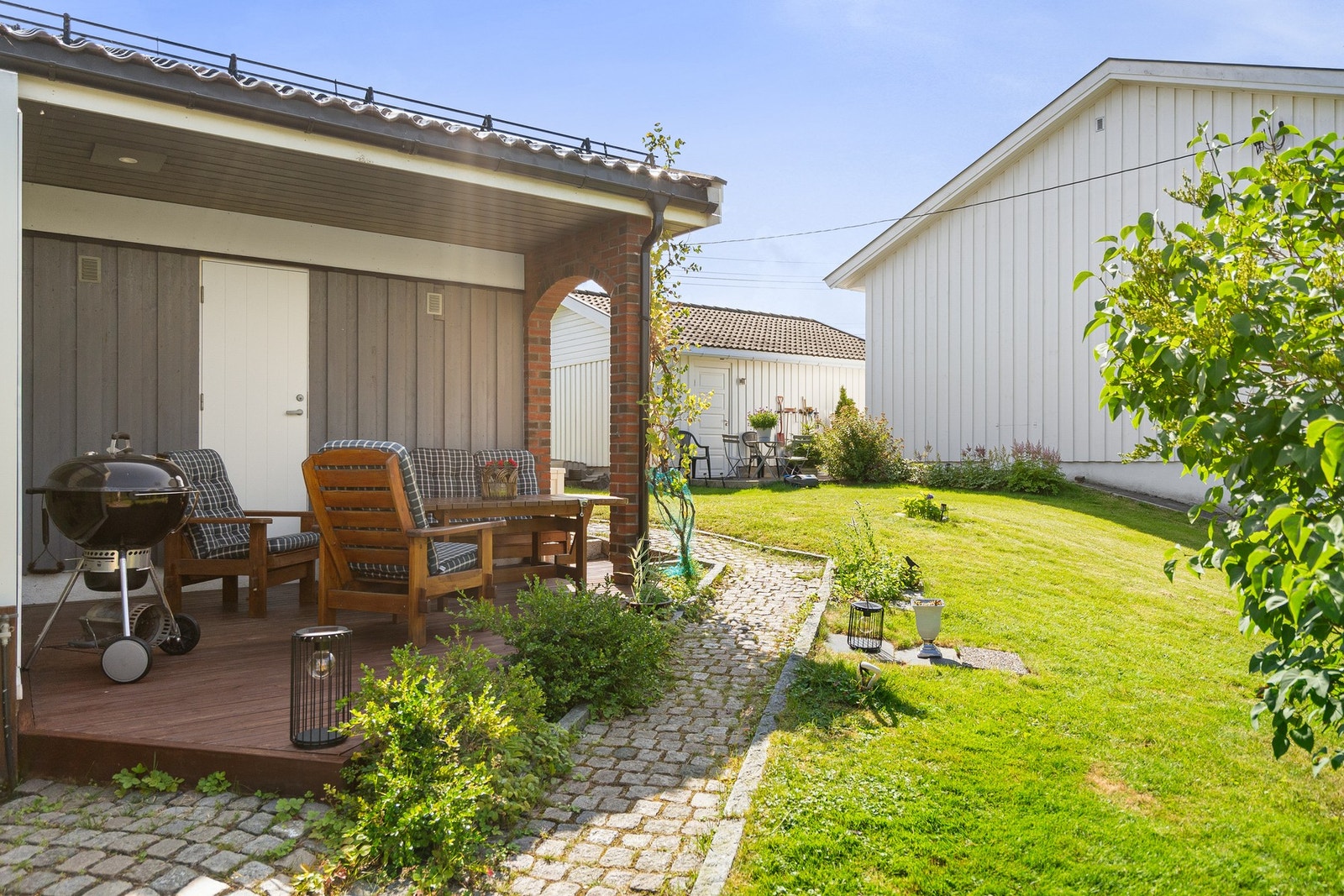 Uteplassen er delvis steinbelagt - gir et ryddig, lettstelt og stilfullt uttrykk. Galleribilde