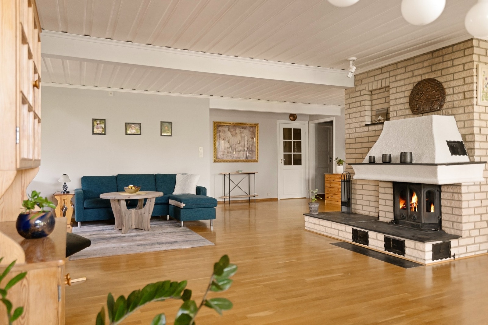 Den gamle peisen gir rommet karakter og varme. Galleribilde