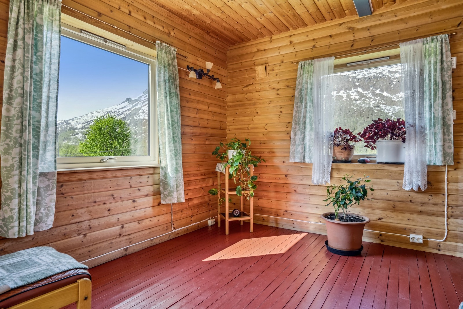 Romslig stue med godt lysinnslipp Galleribilde