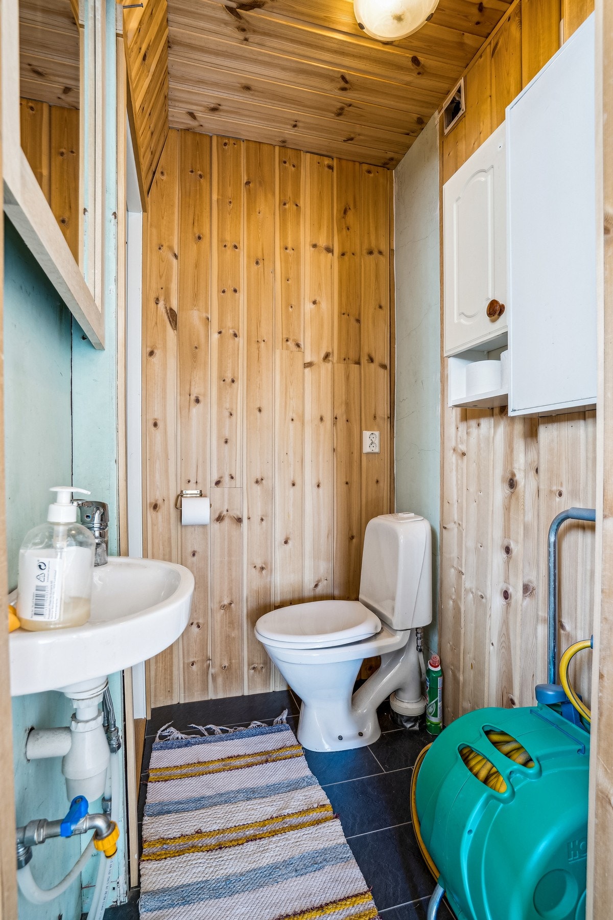 Toalettrom med trapp til kjelleretasje Galleribilde