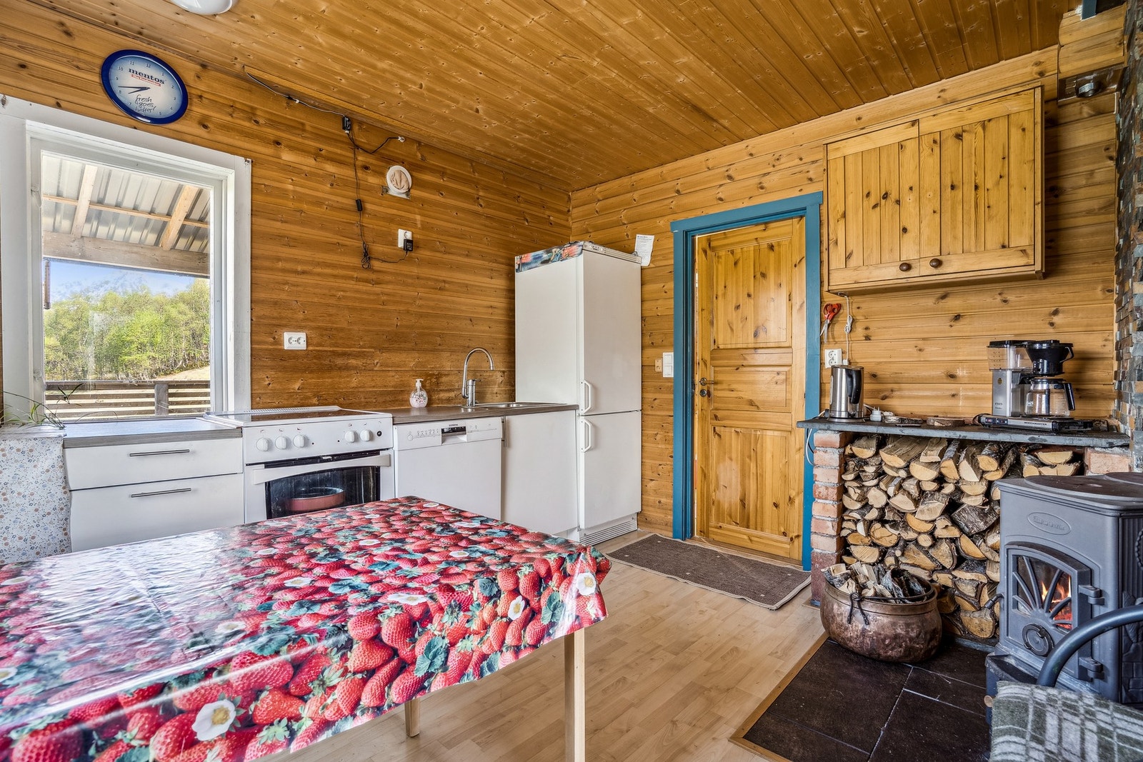 Kjøkkenet har egen hyggelig peis og god plass til spisebord Galleribilde