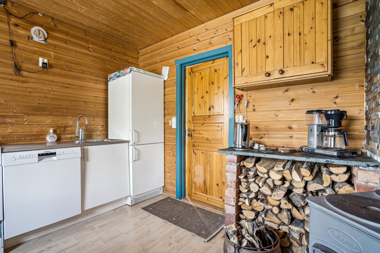 Ekstra benkeplass kombinert med oppbevaring for ved Galleribilde