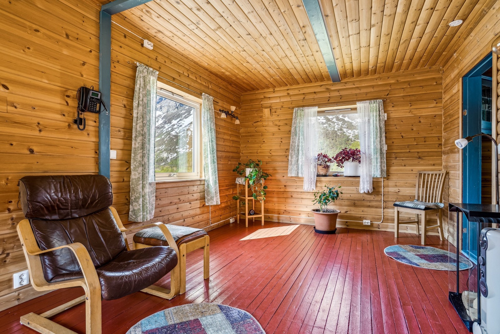 Hyggelig og romslig stue med godt lysinnslipp Galleribilde