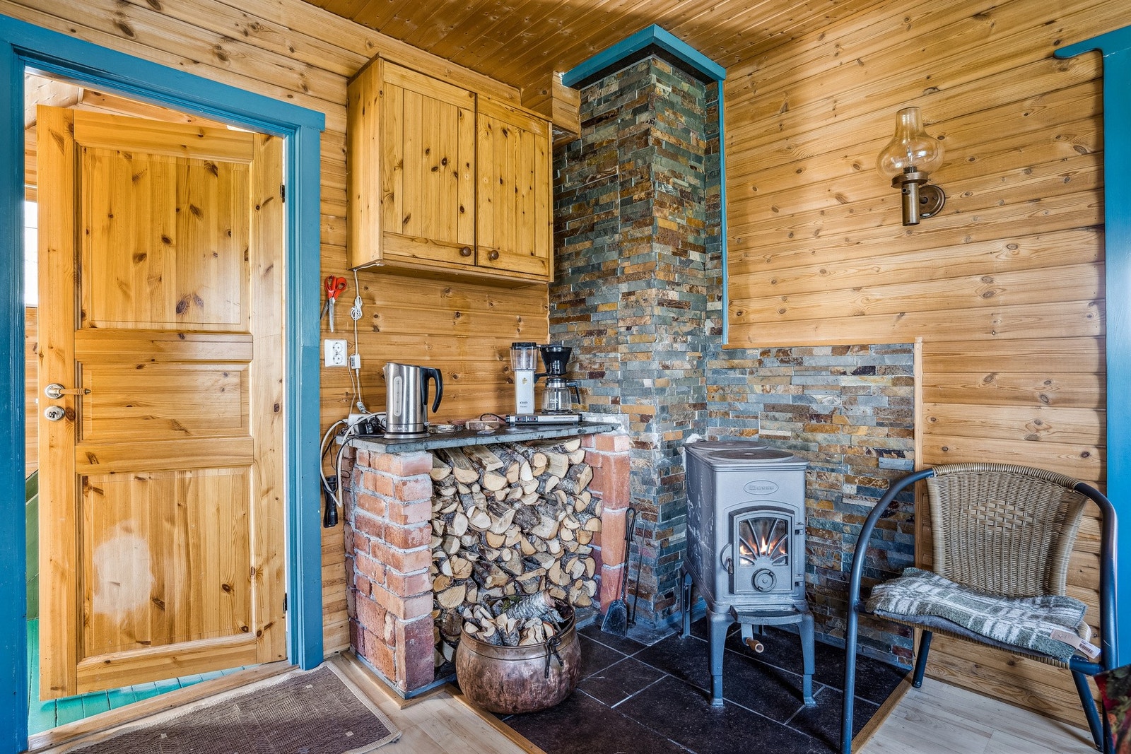 Hyggelig peiskrok med pipe av murstein, kledd i stein Galleribilde