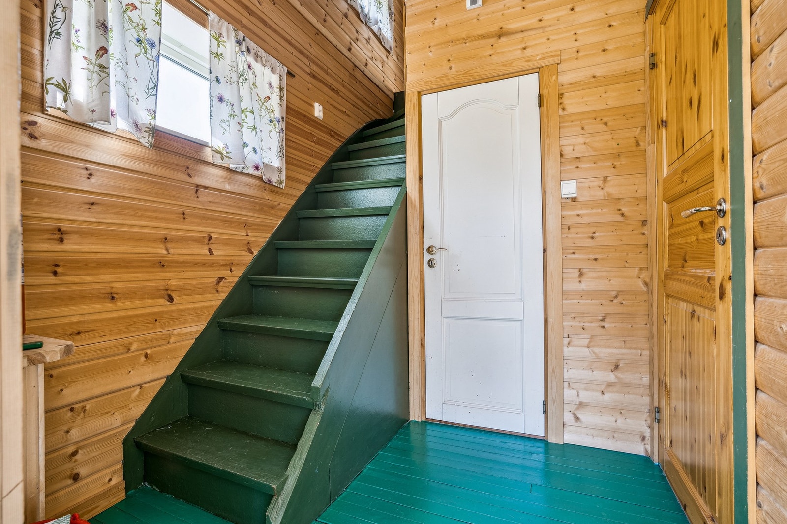 Entré med trapp til loftsetasje og kjelleretasje, inngang til hovedetasjens stue og kjøkken Galleribilde