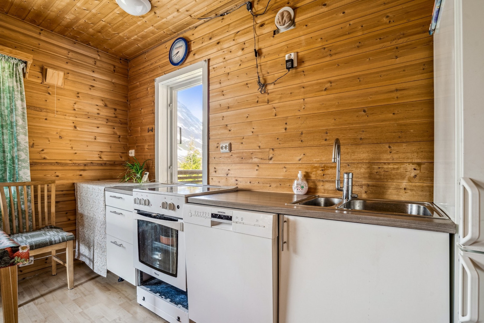 På kjøkkenet er det komfyr, oppvaskmaskin og kjøleskap Galleribilde