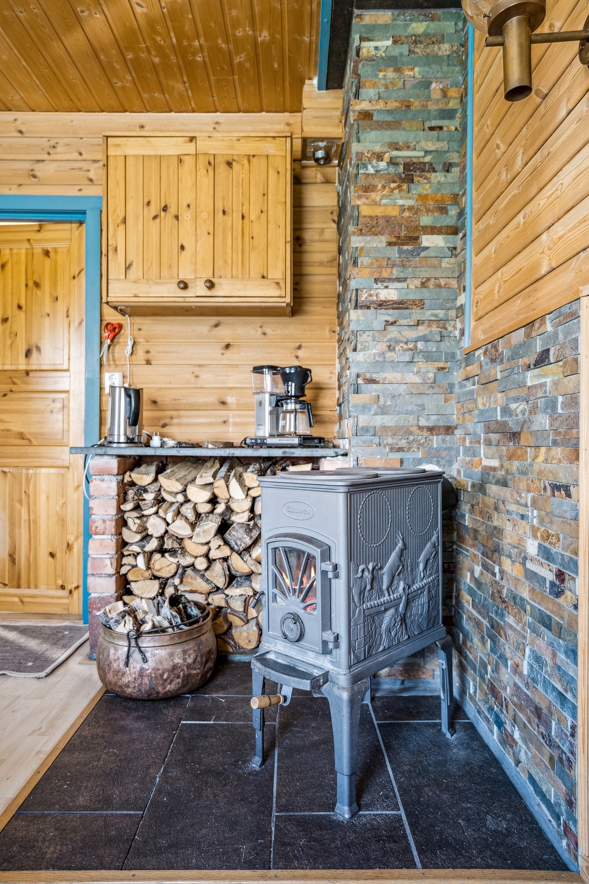 Mursteinspipe som står i stil med resten av boligen Galleribilde