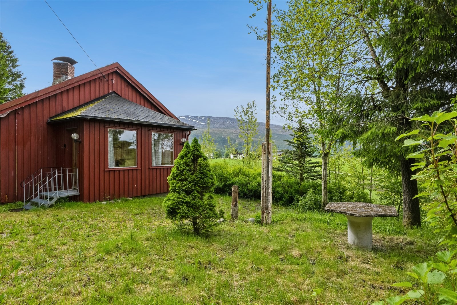 Skjemret beliggenhet. Rolig plass for den rette. Større uthus på ca. 50 kvm medfølger. Galleribilde