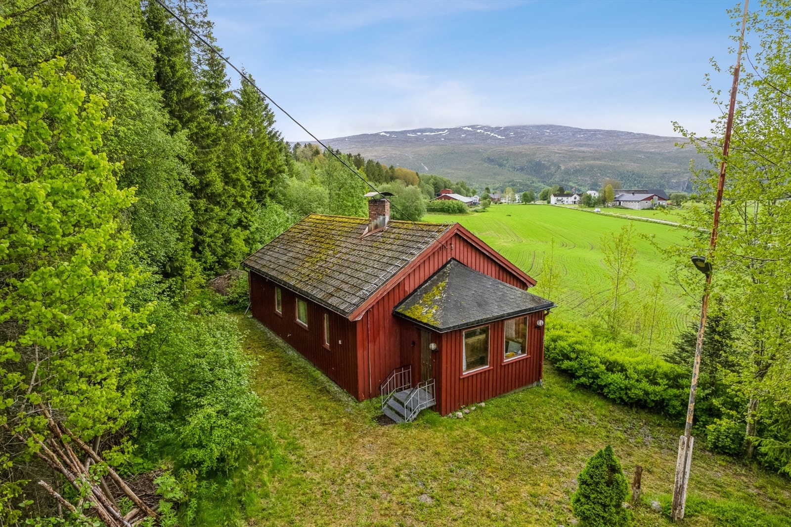 Boligen har stort etterslep på vedlikehold og det må beregnes
betydelig oppussing/oppgradering for å få boligen opp i
tilfredstillende stand. Boligen er å anse som et total renoveringsobjekt. Galleribilde