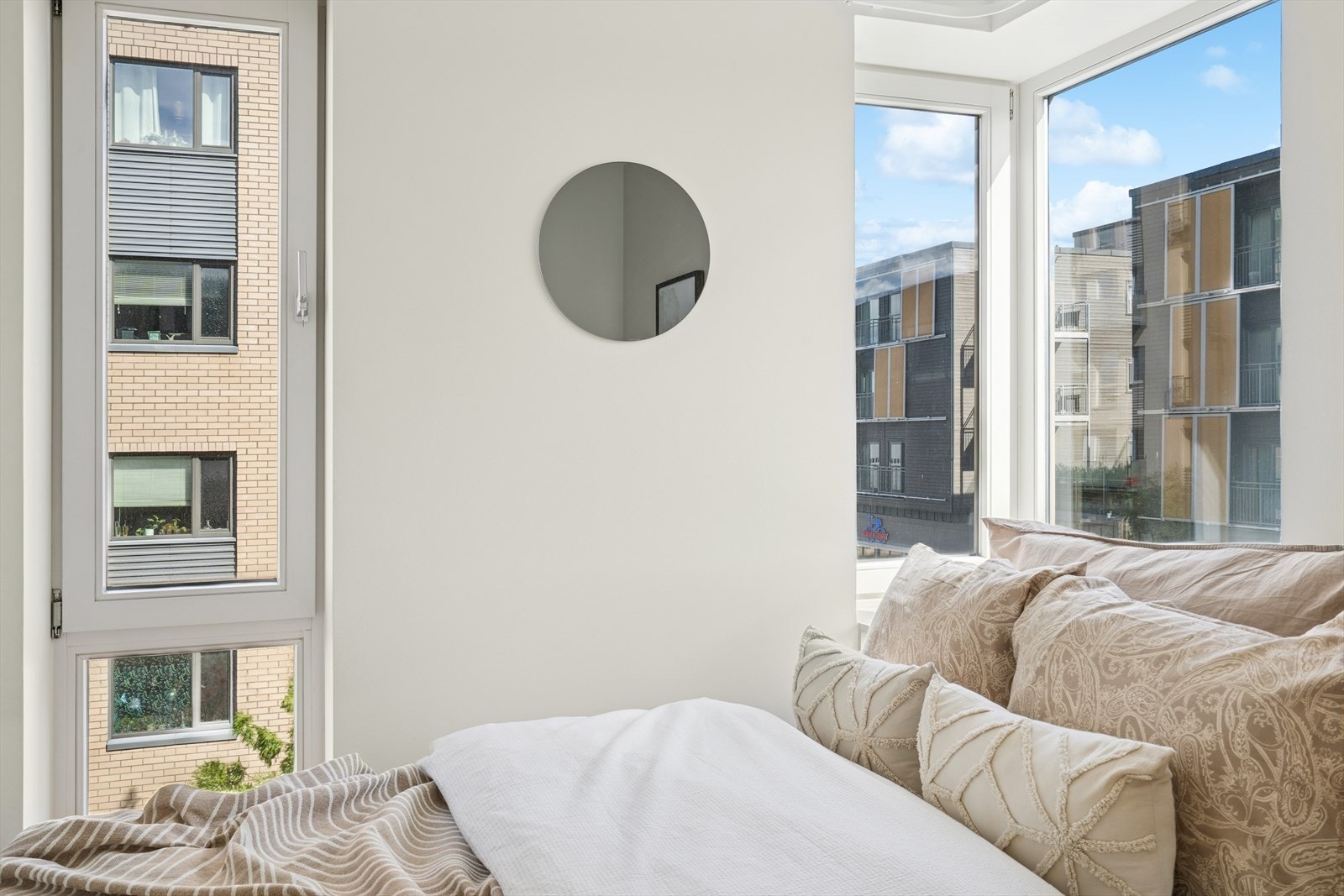 Store vinduer gir godt med naturlig lys og bidrar til en lys og trivelig atmosfære. Galleribilde