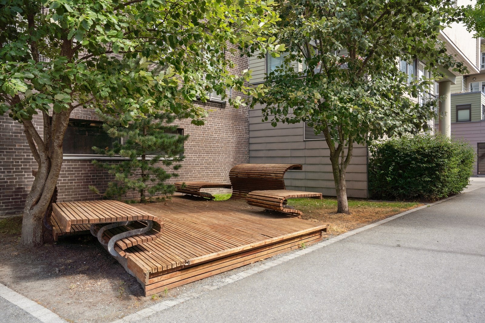 Fine uteplasser som inviterer til liv og avslapning - her kan du nyte morgenkaffen i fredelige omgivelser, samle venner til hyggelige kvelder, eller bare ta inn naturen rundt deg. Galleribilde